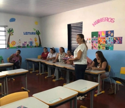 Reunião de pais da Creche Municipal Sebastião Alves Júnior.