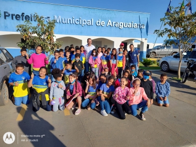 Alunos do 4º ano da escola Laura Vicuña visitam a Prefeitura Municipal, Câmara dos Vereadores e secretaria de Educação